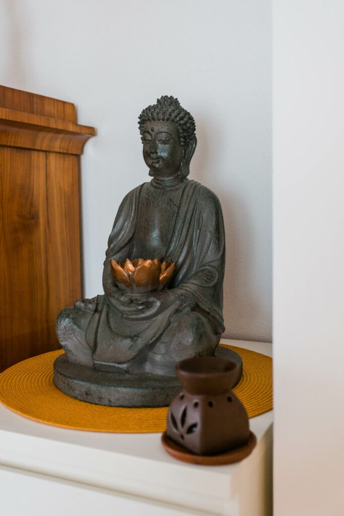 Buddah in der Praxis Hohenwart von Carolin Irnhauser für Frauengesundheit